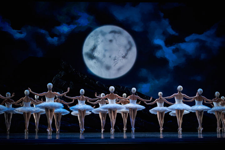San Francisco Ballet in Tomasson's Swan Lake (© Erik Tomasson)