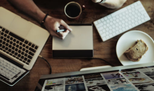 img-blog-top-5-graphic-design-tools-graphic-designer-with-pad